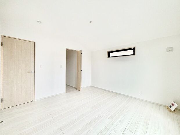 〜Bed Room〜  「今日も一日お疲れ様」とご夫婦でゆったりくつろげる寝室。  毎日の家事やお仕事に疲れた日はフカフカのベットで癒されてください。テレビや本棚をおいても快適な広さが自慢♪