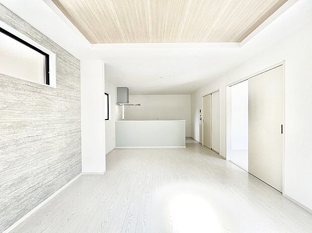 〜Living〜　家族の食事や団らんのほか、子どもを遊ばせたり、友人を招いたりするLDKは住まいの中心。長時間過ごす場所だから、その空間は住まい全体の居心地を左右します。