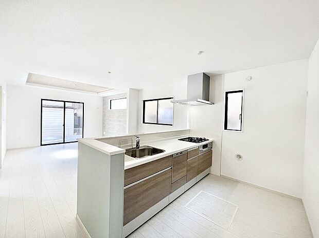 〜Kitchen〜　自然光が入る窓のあるキッチン☆毎日使う場所だからこそ、使い勝手を考慮しました。ゆったりとしたキッチンコーナーは質感豊かな仕上がりとなっております。