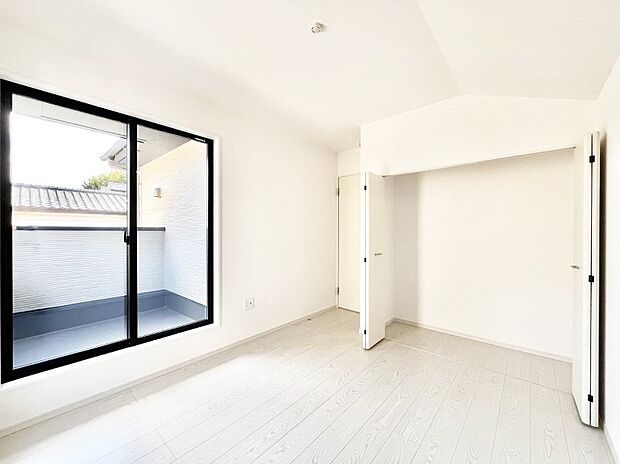 ~Bed Room~ バルコニーからの明るい日差しが差し込みます。日照に恵まれたお部屋。柔らかい自然光で朝目覚める暮らしが送れるだろう。また、機能的な収納を配置して、片付いた空間も実現出来そう。