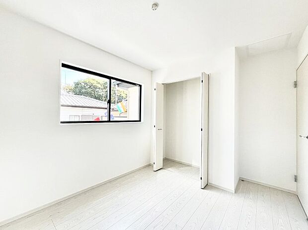 ~Bed Room~ 子供部屋はお子様にとって大変重な役割があります。子供一人で過ごす空間を与えることで、宿題や勉強時間も自然と増えまた自ら部屋の片付けや掃除なども促すことに繋がります。