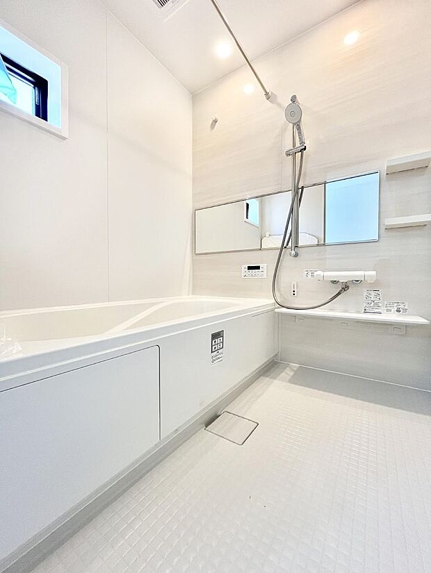 ~Bath Room~ 窓付きのバスルームは、採光もあり明るく気持ちの良い空間です。窓があることで、換気環境も良好。ゆったり寛げるバスルームで、毎日のバスタイムが楽しみになりそうです。