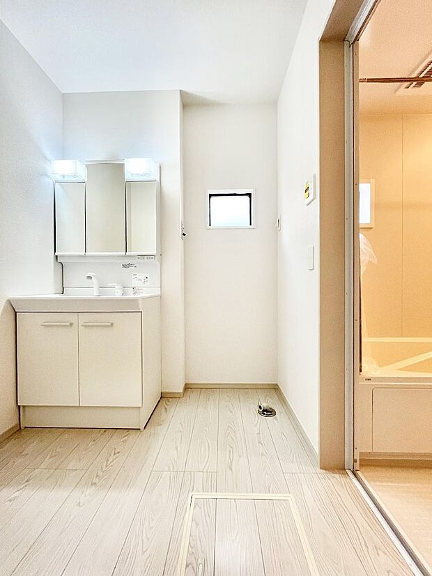 〜Dressing Room〜  清潔感溢れる色合いで統一されていると、スッキリと整った印象をうけます。  鏡の裏にはたっぷりと収納スペースを標準装備！  水廻りは、シンプルかつ機能性を重視して。