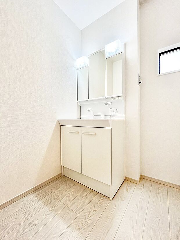 〜Dressing Room〜　暗くなりがちな洗面所も窓があると採光と換気が可能なので気持ちよくお使い頂けます。三面鏡タイプの洗面台は鏡裏収納で散らかりがちな洗面所もスッキリ♪