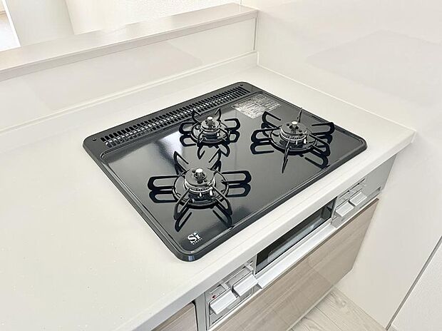 ガスコンロはSiセンサー搭載。火力調節や焦げ付き・消し忘れも防いでくれます。