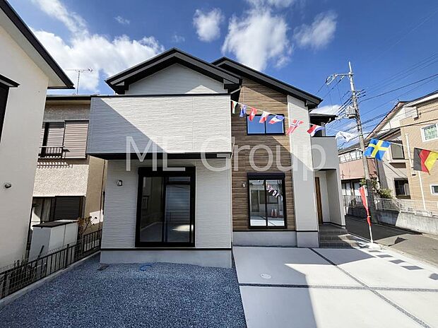 ~Exterior~ 一戸建ての大きなメリットは、自分達の「土地」を「自由に」使える事です。 ガーデニングやDIY,車やバイクの趣味など様々な用途で利用できます。