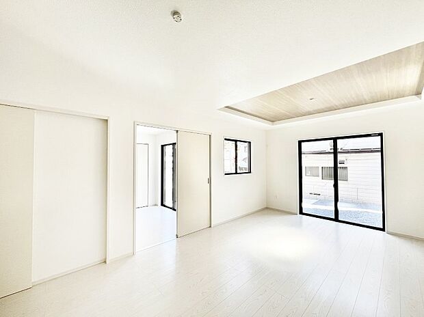 ~Living~ 飽きの来ないシンプルでおしゃれなLDK。大きな窓から日差しが差し込むので室内も明るく、家族の憩いの場としてピッタリです。開放感と日当たりの良さを是非ご覧ください!