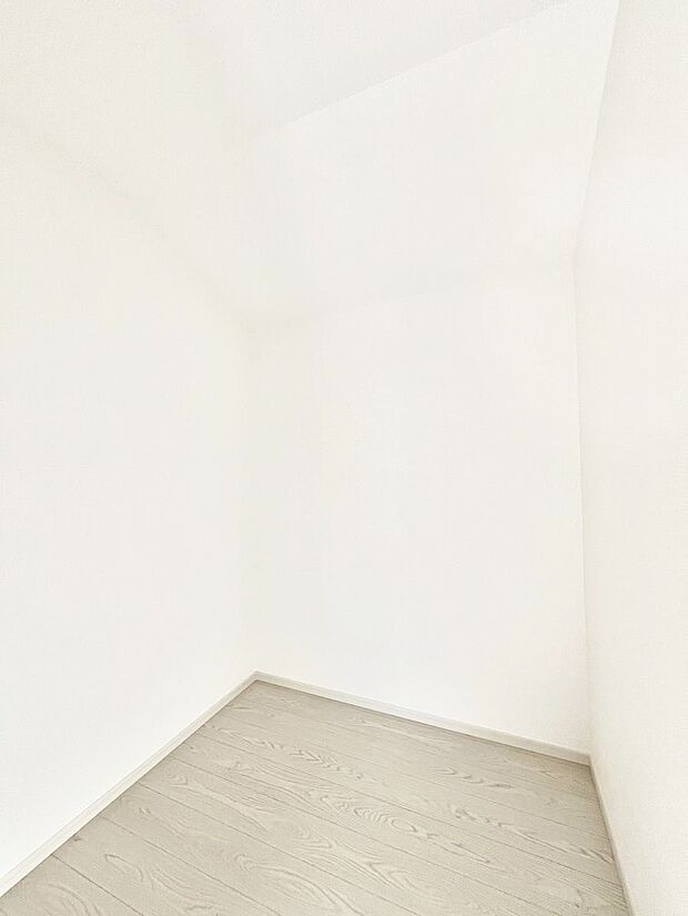 〜Walk-in Closet〜　必要なものやコーディネートを一覧して確認でき、身支度や準備が短時間で済むウォークインクローゼットを設置しました。家の中をすっきりとさせる便利な収納スペースです。