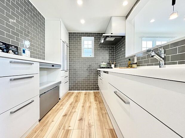 〜Kitchen〜  リビングが見渡せるカウンターキッチン。  料理をしながら家族とコミュニケーションをとれるだけでなく、大きな開放感も得ることができます。  お子様の成長も感じることができますね！