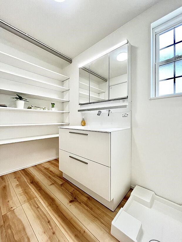 〜Dressing Room〜　十分な大きさの洗面台は収納もさる事ながら、身だしなみチェックや歯磨きなど、朝の慌ただしい時間でもホテルライクなスペースで余裕とゆとりを感じて頂けます。