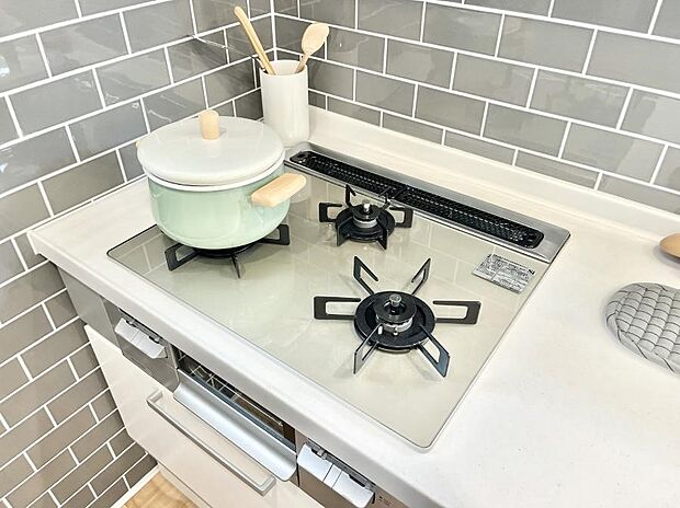 ガスコンロはＳｉセンサー搭載。火力調節や焦げ付き・消し忘れも防いでくれます。