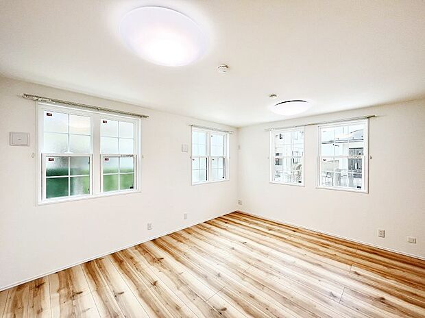 〜Bed Room〜　木の温もりがやさしいフローリングは安らぎをもたらすプライベート空間。明るめのフローリングですので、壁紙ともマッチし、お部屋を更に広く見せてくれる効果も。
