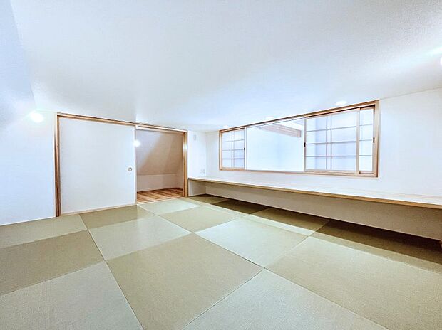 〜Japanese Room〜  和室が持つ特別な時間、麗らかな春のやわらかな時、冬枯れの時がもたらす凛とした時間、経る年月によって表情を変える特別な場所、家族みんなのお気に入りの空間。  