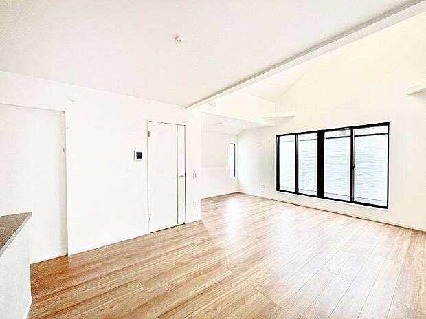 自然光が取り込まれ、家族団らんの場所を明るく演出