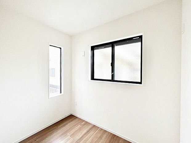 2面採光で気持ちよく自然光が取り入れられるのでお子様のお部屋にもピッタリ