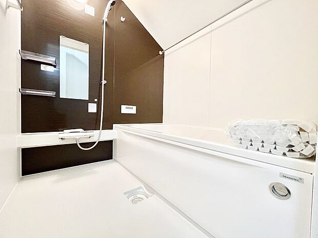 落ち着いた色合いの壁面、ゆっくりゆったり寛げるバスルーム。   