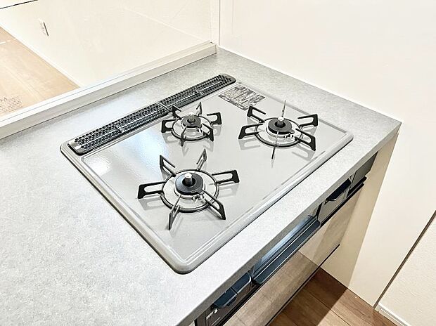 ガスコンロはＳｉセンサー搭載。火力調節や焦げ付き・消し忘れも防いでくれます。