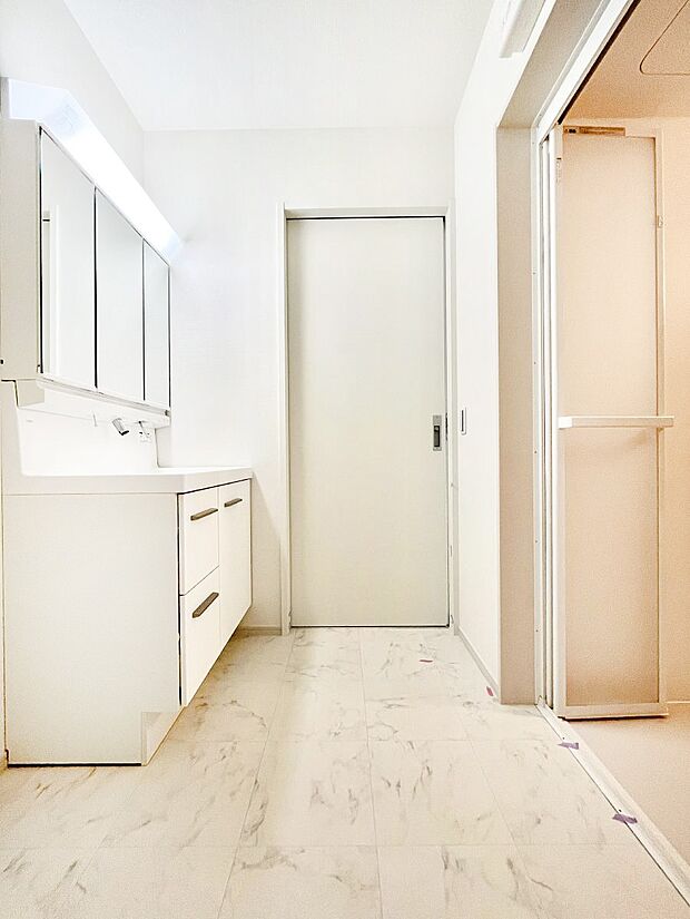 清潔感のある快適空間です。毎日の身支度も気持ち良くお使い頂けます。 