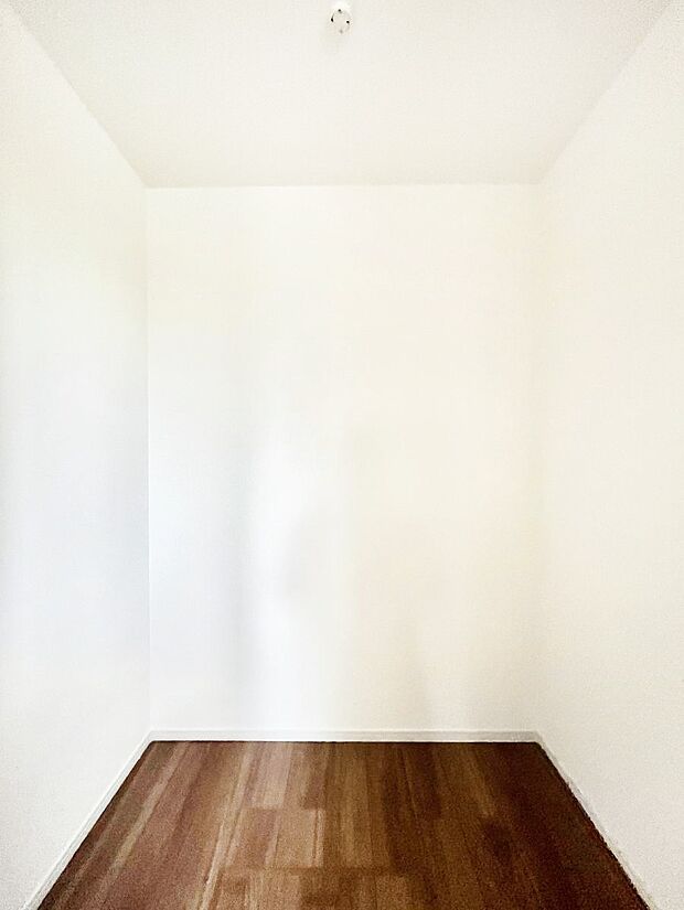 ウォークインクローゼット付きで生活空間を広く利用できます