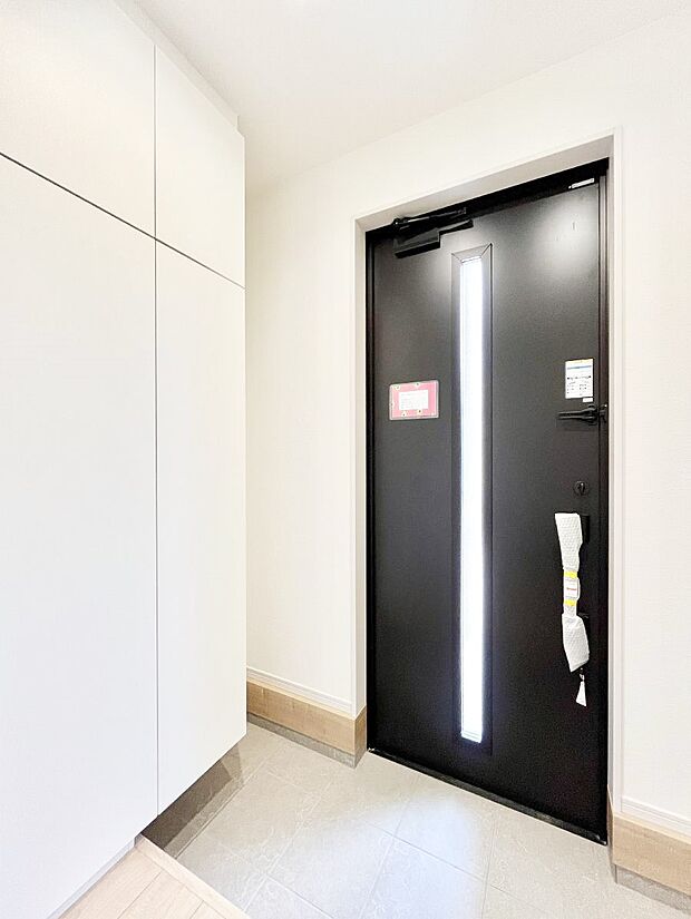◆1号棟◆〜Entrance〜 家の中でお客様を迎える最初の場所である玄関は、家の印象そのものです!豊富な玄関収納で、常に綺麗に保つことが出来ます♪玄関にはたっぷり収納の下駄箱を完備!