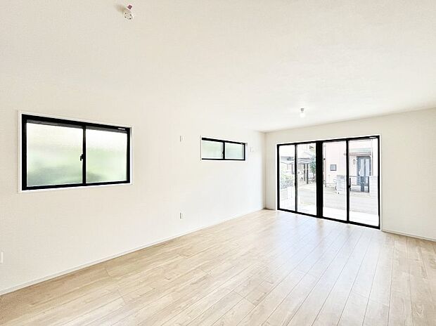 ◆1号棟◆〜Living〜 飽きの来ないシンプルでおしゃれなLDK。大きな窓から日差しが差し込むので室内も明るく、家族の憩いの場としてピッタリです。開放感と日当たりの良さを是非ご覧ください!