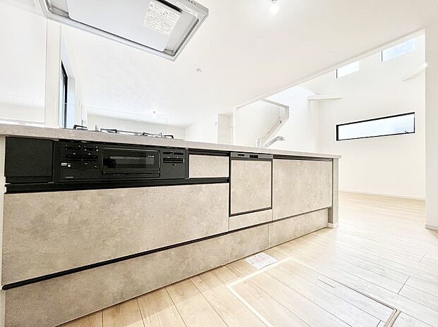 ◆1号棟◆〜Kitchen〜 会話が弾むリビング、料理が愉しくなるキッチン。家は、ただ生活する場ではなく、暮らしを愉しく、快適にする場所。笑顔の毎日、安らぎの日々のために、最新の設備・仕様を採用。