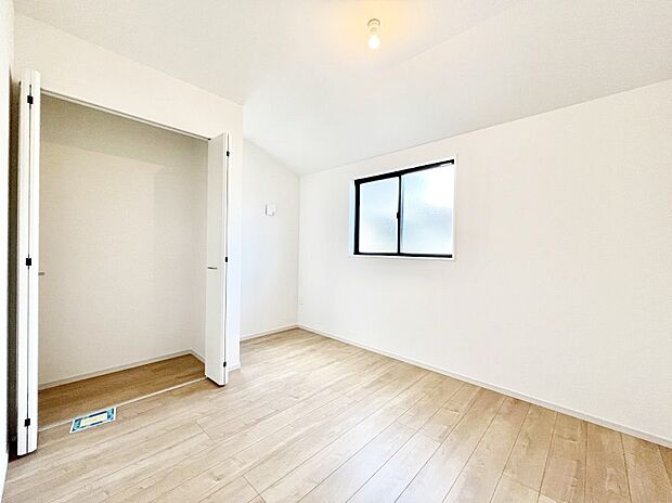 ◆1号棟◆〜Bed Room〜　マンションと違い部屋数が多いのが戸建てのメリットです。ご家族が増えたことで手狭に感じていた住まいも戸建てでは各居室プライバシーを保つことができます。