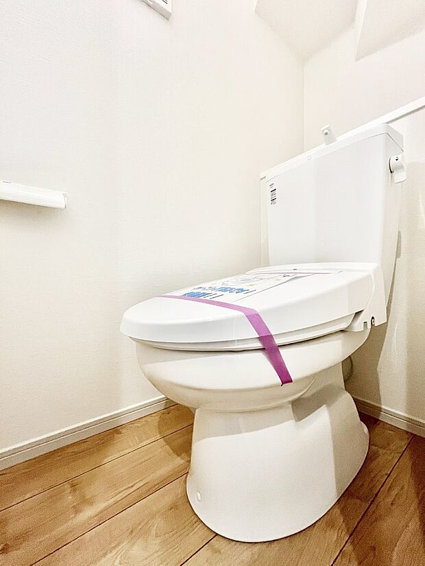 ◆1号棟◆〜Toilet〜　清潔感のある水回り♪トイレはウォシュレット付きです◎トイレは毎日使わざるを得ないもの。いつも清潔を保ちたいですね。トイレが2ヶ所あるので朝の混雑時に便利です！