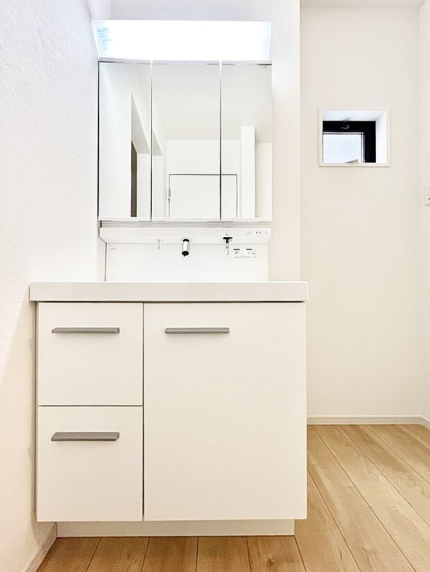 ◆1号棟◆〜Dressing Room〜 暗くなりがちな洗面所も窓があると採光と換気が可能なので気持ちよくお使い頂けます。三面鏡タイプの洗面台は鏡裏収納で散らかりがちな洗面所もスッキリ♪