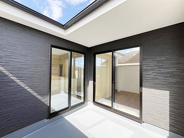 ◆1号棟◆〜Balcony〜 バルコニーは温かい陽がさしこみ、お布団や洗濯物を気持ちよく干すことができます。 使いやすく開放的なバルコニーです♪陽ざしがたっぷり降り注ぐ、バルコニー付き住まい。