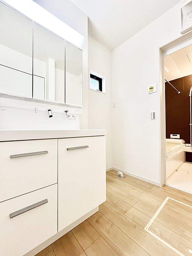 ◆1号棟◆〜Dressing Room〜　明るく清潔感溢れるパウダールーム。毎日使う場所だからこそ、快適な空間となっております。シャンプードレッサーを採用しておりますので、朝シャンも手軽に出来ます。