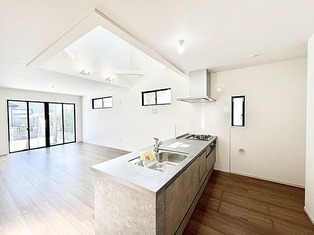 料理をしながらご家族との会話を楽しめる対面カウンターキッチン