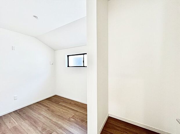 窓からのやさしい光が心地よいプライベートルーム