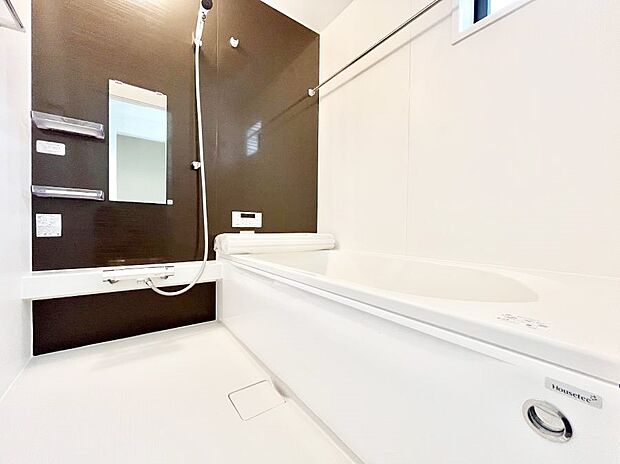 一日の疲れを癒してくれる明るい清潔感のあるバスルーム