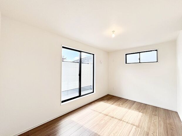 バルコニーが開放感をプラスしてくれる洋室