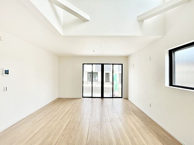 〜Living〜　飽きの来ないシンプルでおしゃれなLDK。大きな窓から日差しが差し込むので室内も明るく、家族の憩いの場としてピッタリです。開放感と日当たりの良さを是非ご覧ください！