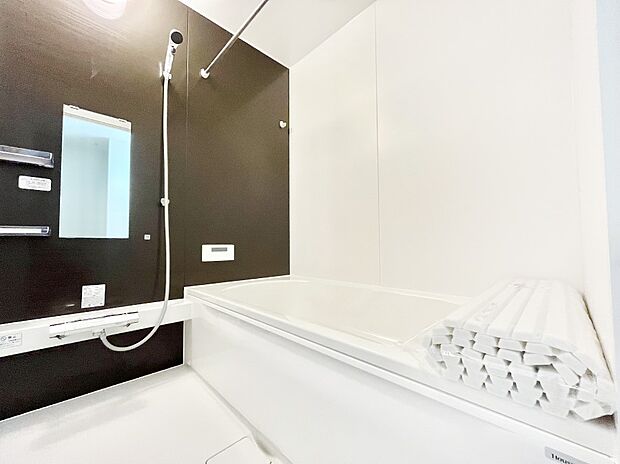 〜Bath Room〜　足を伸ばして入浴することが可能！一日の疲れを癒す貴重なバスタイムです。お子様とご一緒でも十分な広さなので、リビングとは違った家族団欒のひと時をお楽しみいただけます。
