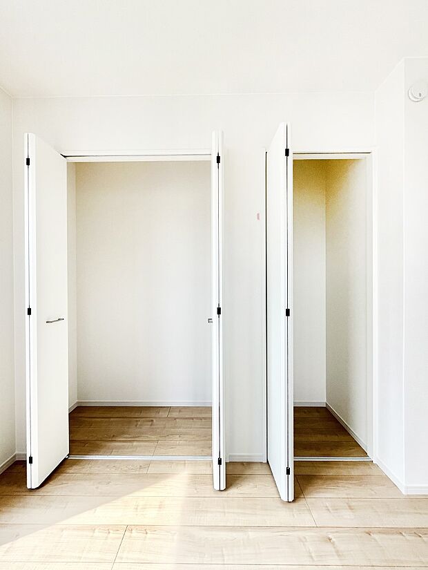 〜Closet〜　壁面クローゼットがあればタンスを置く必要がなく、出っ張りのないスッキリ空間を維持できます。限られたスペースを有効に活用できそう。季節の衣類や趣味の品などたっぷり収納出来ますね♪