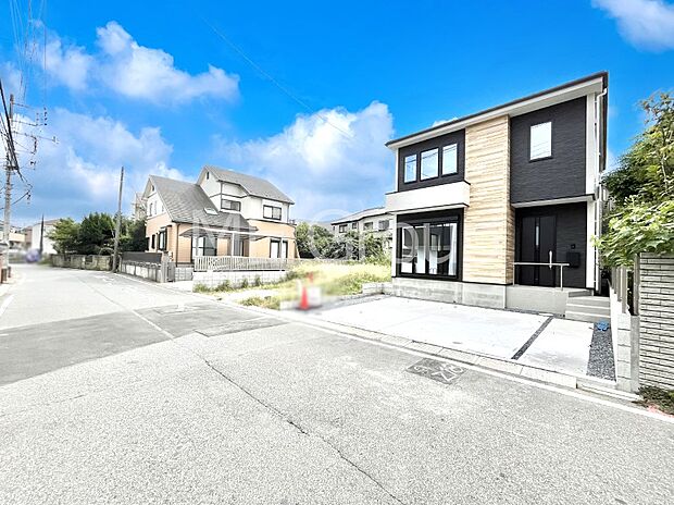 前面道路：北 6.4m 公道  前面道路は閑静な住宅地をはしる車通りの少ない道路。  駐車の出し入れもらくらくです！ご不明点・現地見学のご希望は、お気軽にお問い合わせください！