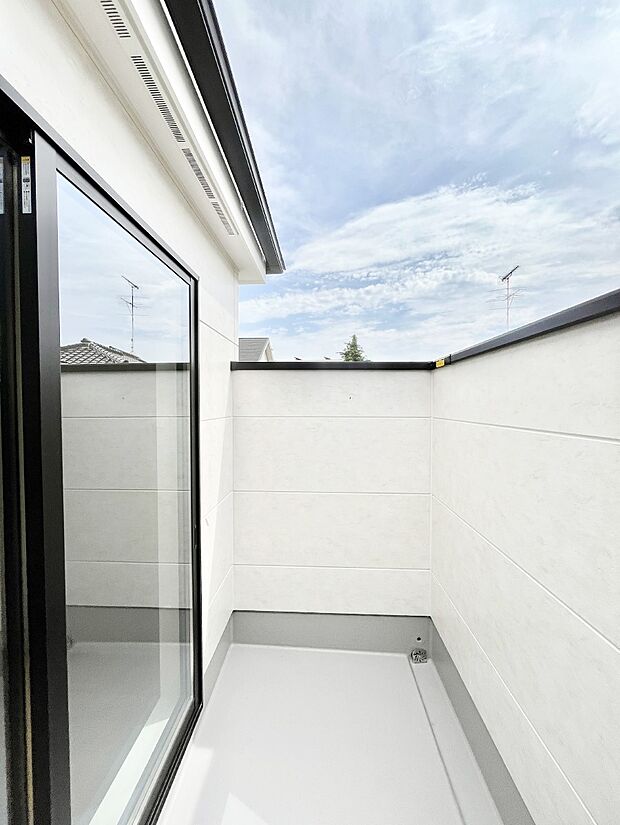 〜Balcony〜  バルコニーは温かい陽がさしこみ、お布団や洗濯物を気持ちよく干すことができます。  使いやすく開放的なバルコニーです♪陽ざしがたっぷり降り注ぐ、バルコニー付き住まい。  