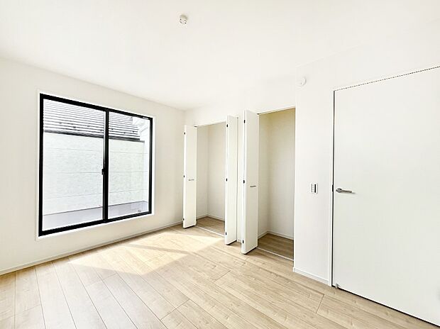 〜Bed Room〜　バルコニーからの採光で朝もスッキリ目が覚めそうですね！穏やかな光が差し込む室内には、穏やかな時間が流れます。休日には、落ち着いた空間で自分の趣味を楽しむのはいかがですか。