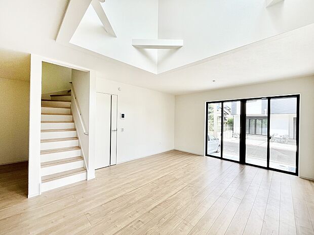 〜Living〜　リビングに階段のある間取りです♪家族のコミュニケーションがスムーズに取れますね♪ゆとりある暮らしと心地よい住環境が紡ぐ贅沢な時間をご家族みんなでお過ごし下さい。