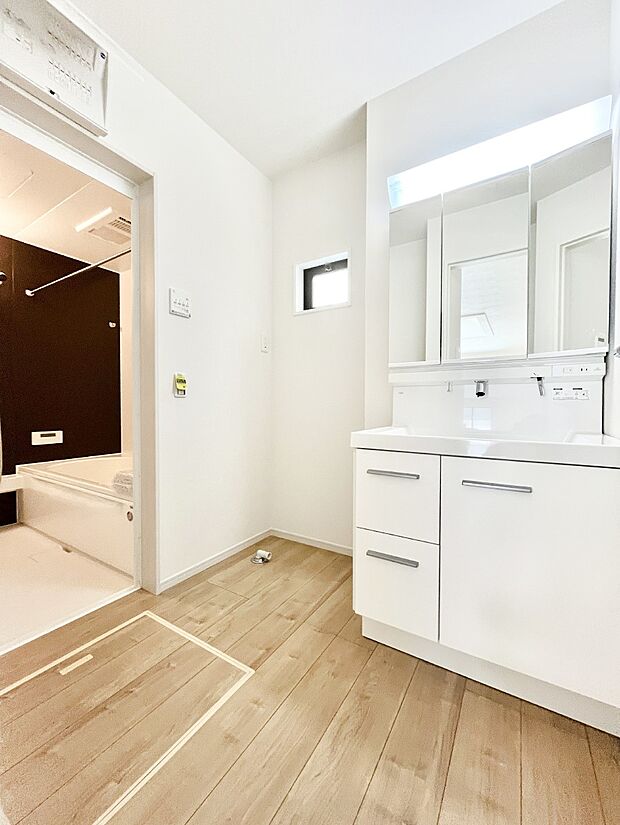 〜Dressing Room〜　暗くなりがちな洗面所も窓があると採光と換気が可能なので気持ちよくお使い頂けます。三面鏡タイプの洗面台は鏡裏収納で散らかりがちな洗面所もスッキリ♪