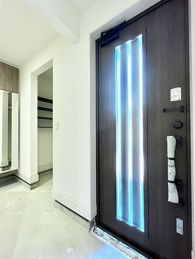 〜Entrance〜　玄関は家の顔といわれますが我が家のセンスをさりげなく感じさせる魅力ある玄関造りも楽しみの一つ。帰宅する度に家族がほっとできる心地よい空間造りも大切ですね♪