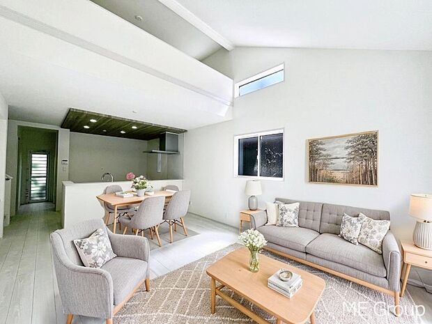 〜Living〜 家族の会話や笑顔が行き交うリビングです。子供が走ってる姿を見ながら、大きなソファやダイニングテーブルでゆったり食事をしたりくつろぎたい♪そんな夢が叶えられる空間です!※家具はCGです