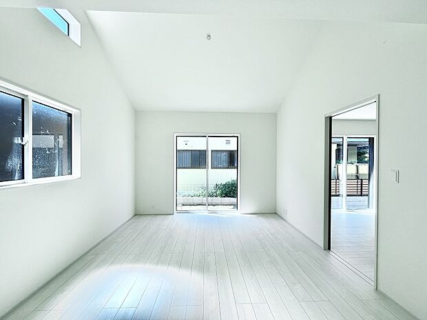 〜Living〜 飽きの来ないシンプルでおしゃれなLDK。大きな窓から日差しが差し込むので室内も明るく、家族の憩いの場としてピッタリです。開放感と日当たりの良さを是非ご覧ください!