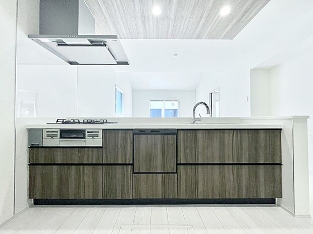 〜Kitchen〜 会話が弾むリビング、料理が愉しくなるキッチン。家は、ただ生活する場ではなく、暮らしを愉しく、快適にする場所。笑顔の毎日、安らぎの日々のために、最新の設備・仕様を採用。