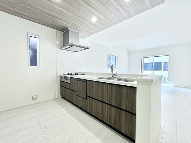 〜Kitchen〜 リビングが見渡せるカウンターキッチン。 料理をしながら家族とコミュニケーションをとれるだけでなく、大きな開放感も得ることができます。 お子様の成長も感じることができますね!