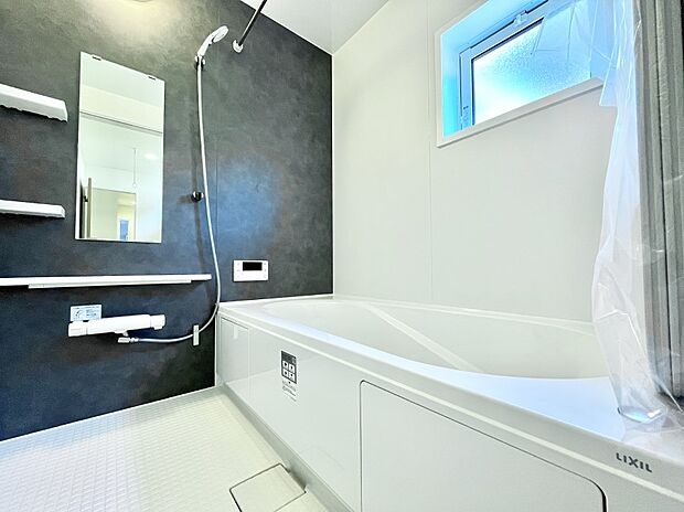 〜Bath Room〜 落ち着いた雰囲気の浴室で明日に向けてリフレッシュ。浴室乾燥機能も付いているので隣の洗濯機置き場で洗い上がった洗濯物を、雨の日も天気を気にせず乾燥させることも可能です。
