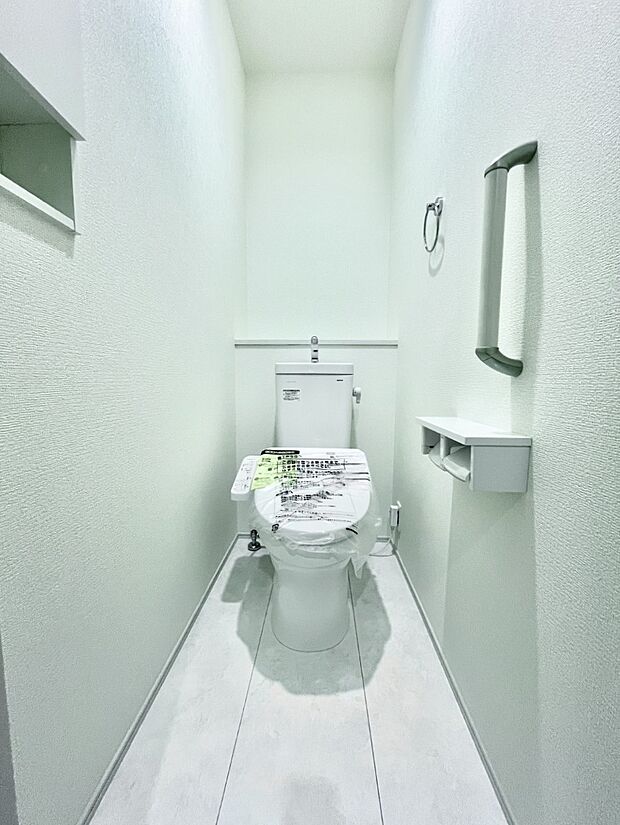 〜Toilet〜 綺麗・スッキリ・快適なウォシュレット付トイレでくつろげる空間です。採光もあり明るく、快適空間となっております♪毎日使う場所だからこその配慮です!